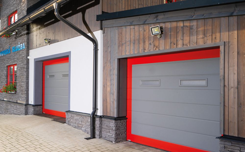 design garážových vrat drážka s okny
