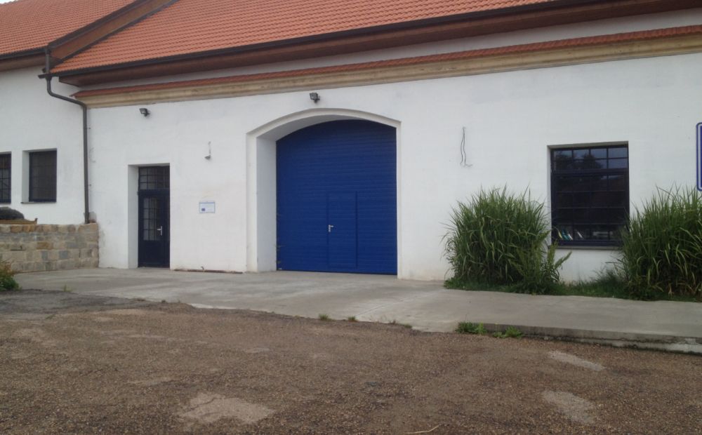 Průmyslová sekční vrata s integrovaným vstupem - Nepomuk