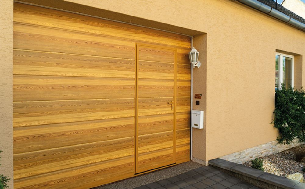design garážových vrat drážka s integrovaným vstupem