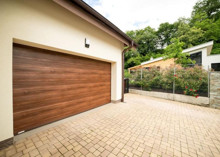 design garážových vrat hladký (imitace dřeva sienna rosso)