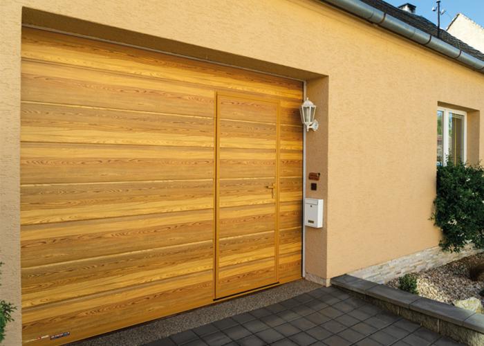 design garážových vrat drážka s integrovaným vstupem