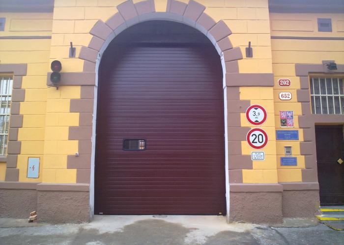 Průmyslová sekční vrata  s pohonem MFZ - RAL-8017-013