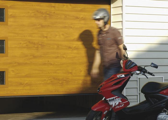 design garážových vrat hladký (imitace dřeva zlatý dub)