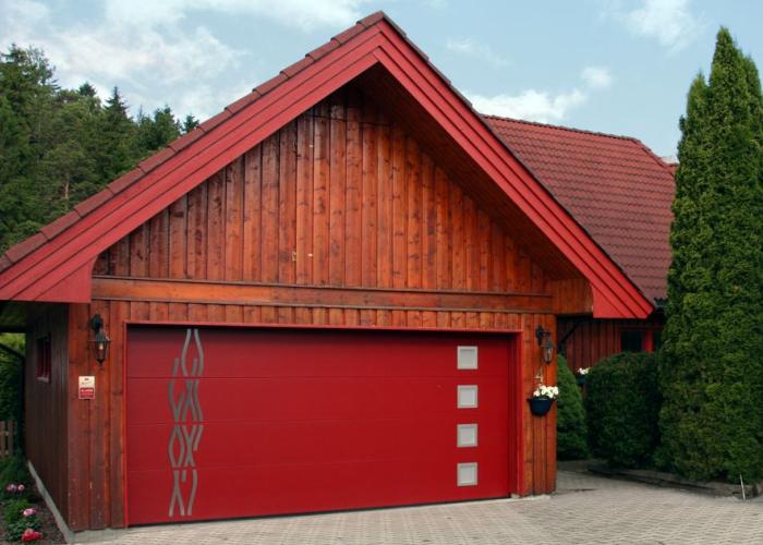 design garážových vrat hladký (s čtvercovými okénky a nerez dekorem)