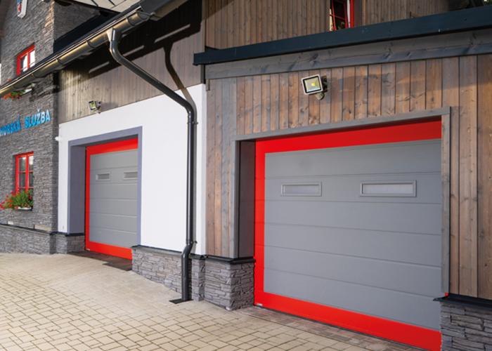 design garážových vrat drážka s okny